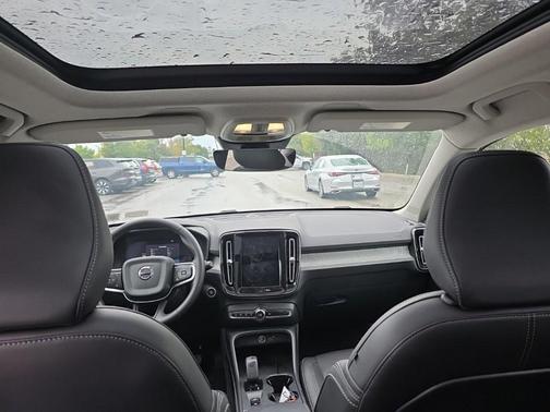 2025 Volvo XC40 B5 Core Bright Theme
