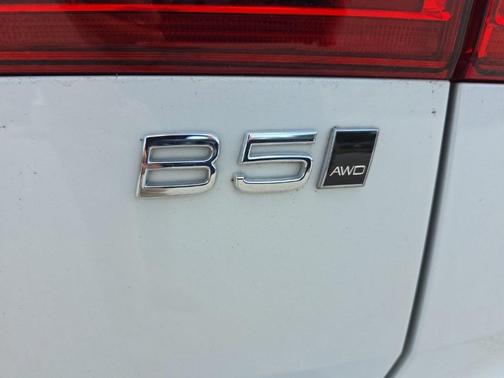2023 Volvo XC60 B5 Ultimate Bright Theme