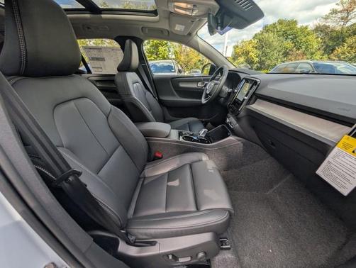 Cloud 9 White 2026 Volvo XC40 B5 Plus