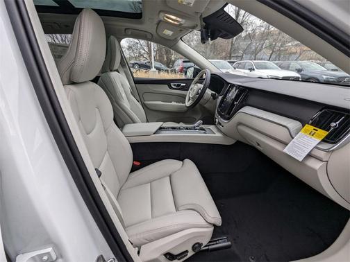 2025 Volvo XC60 Plug-In Hybrid T8 Ultra