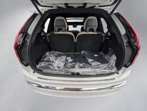 Crystal White Pearl 2026 Volvo XC90 B6 Plus 7-Seater