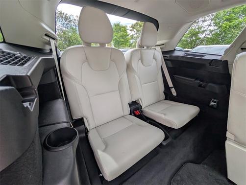 2022 Volvo XC90 T6 Momentum 6 Passenger