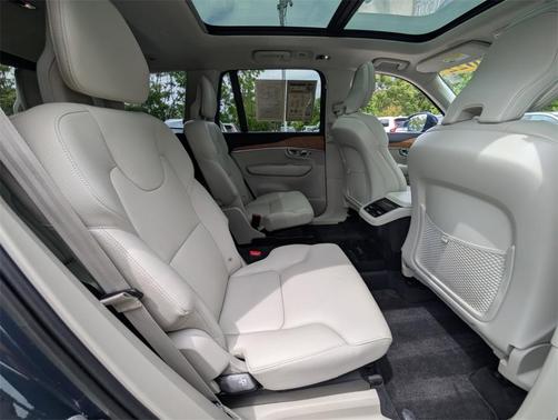 2022 Volvo XC90 T6 Momentum 6 Passenger