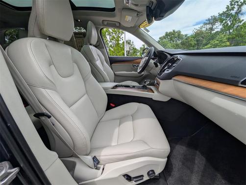 2022 Volvo XC90 T6 Momentum 6 Passenger