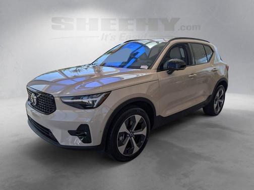 Sand Dune Metallic 2026 Volvo XC40 B5 Plus