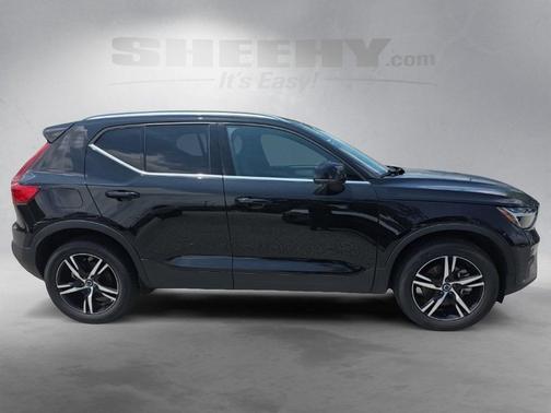 2025 Volvo XC40 B5 Core Bright Theme