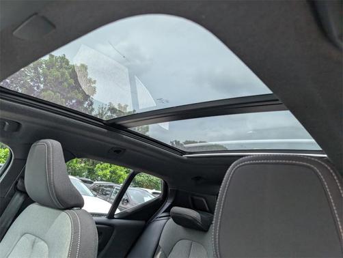 2025 Volvo XC40 B5 Core Bright Theme