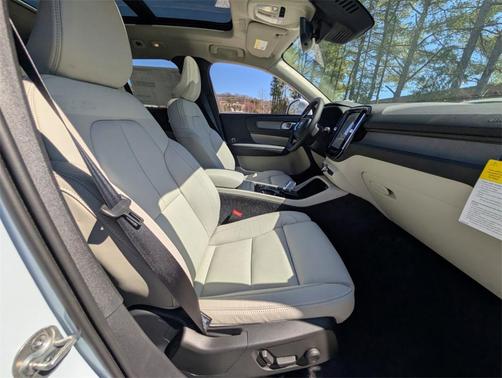 2025 Volvo XC40 B5 Ultra Bright Theme