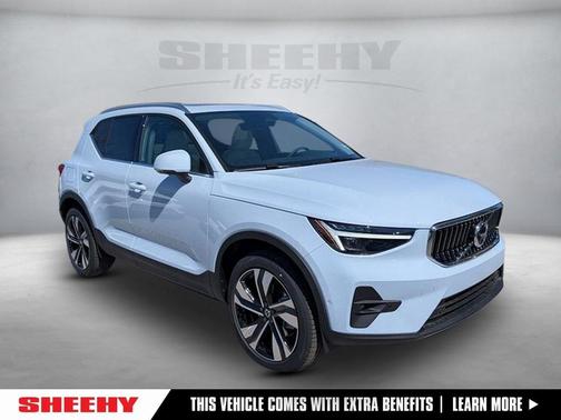2025 Volvo XC40 B5 Ultra Bright Theme
