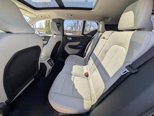 2025 Volvo XC40 B5 Ultra Bright Theme