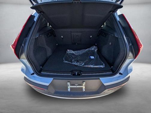 2025 Volvo XC40 B5 Ultra Bright Theme