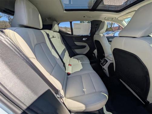 2025 Volvo XC40 B5 Ultra Bright Theme