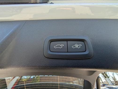 2025 Volvo XC40 B5 Ultra Bright Theme