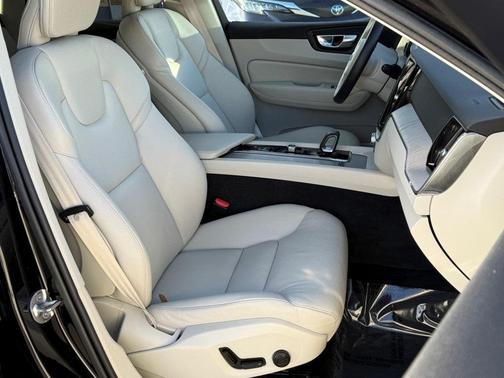 2023 Volvo XC60 B5 Plus Bright Theme