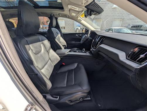2025 Volvo XC60 B5 Plus
