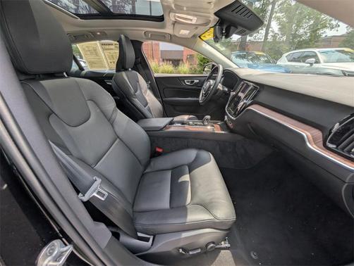 2024 Volvo S60 B5 Plus Dark Theme