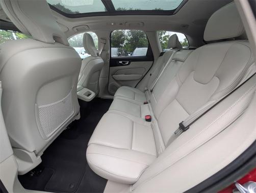 2022 Volvo XC60 B5 Momentum