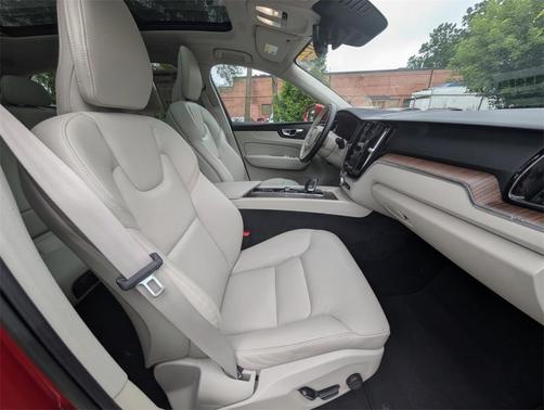2022 Volvo XC60 B5 Momentum