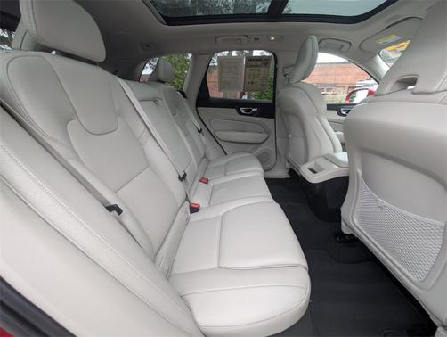 2022 Volvo XC60 B5 Momentum