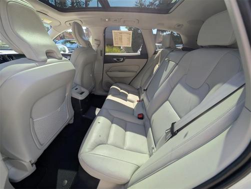2023 Volvo XC60 Recharge Plug-In Hybrid T8 Plus Bright Theme