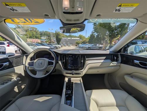 2023 Volvo XC60 Recharge Plug-In Hybrid T8 Plus Bright Theme