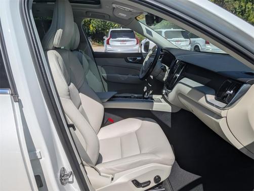 2023 Volvo XC60 Recharge Plug-In Hybrid T8 Plus Bright Theme