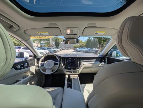 2023 Volvo XC60 Recharge Plug-In Hybrid T8 Plus Bright Theme