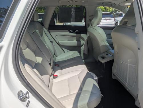 2023 Volvo XC60 Recharge Plug-In Hybrid T8 Plus Bright Theme