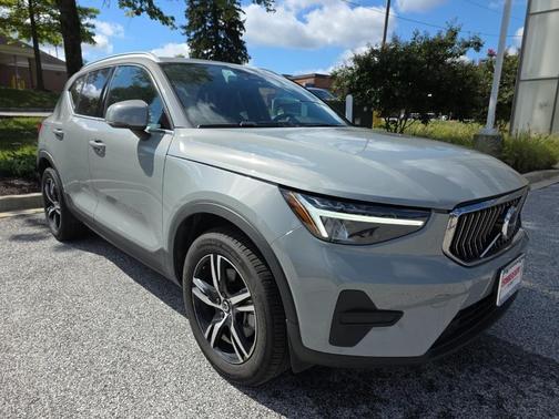 2025 Volvo XC40 B5 Core Bright Theme