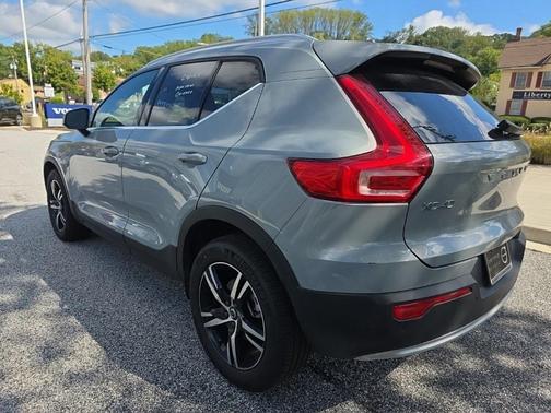 2025 Volvo XC40 B5 Core Bright Theme
