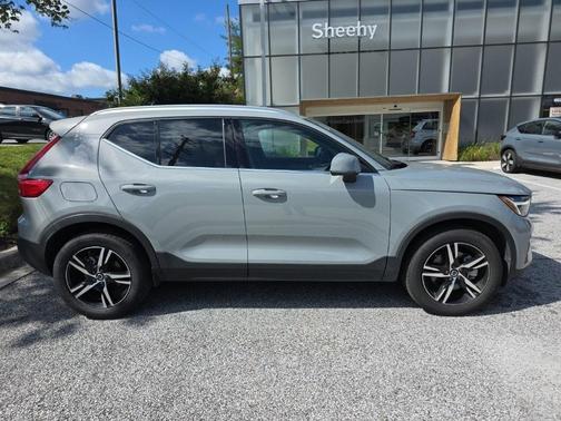 2025 Volvo XC40 B5 Core Bright Theme