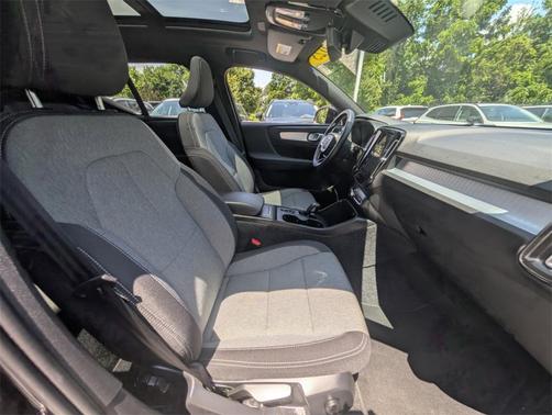 2025 Volvo XC40 B5 Core Bright Theme