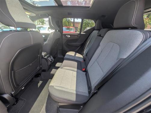 2025 Volvo XC40 B5 Core Bright Theme