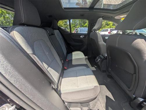 2025 Volvo XC40 B5 Core Bright Theme