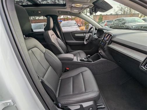 2025 Volvo XC40 B5 Core Bright Theme