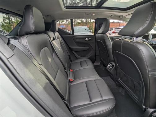 2025 Volvo XC40 B5 Core Bright Theme