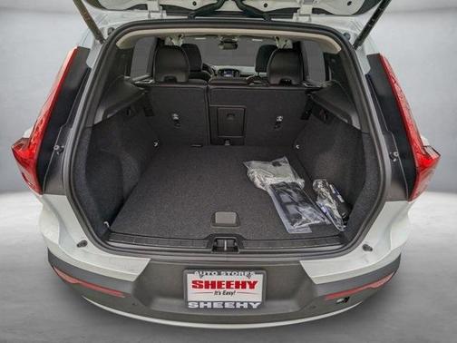2025 Volvo XC40 B5 Core Bright Theme