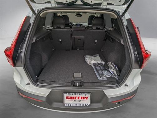 2025 Volvo XC40 B5 Core Bright Theme