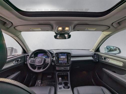 2025 Volvo XC40 B5 Core Bright Theme