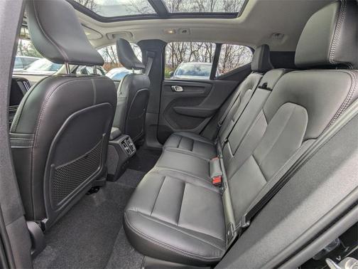 2025 Volvo XC40 B5 Plus Dark Theme