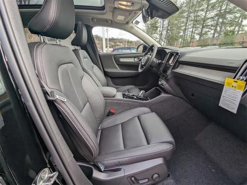 2025 Volvo XC40 B5 Plus Dark Theme