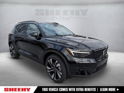 2025 Volvo XC40 B5 Plus Dark Theme