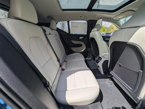 2025 Volvo XC40 B5 Ultra Bright Theme