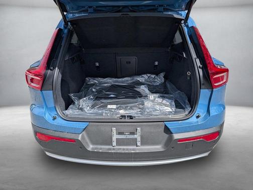 2025 Volvo XC40 B5 Ultra Bright Theme