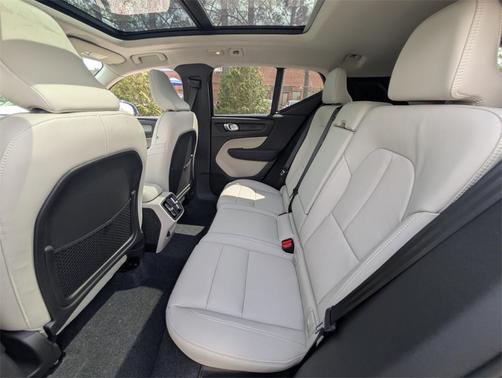 2025 Volvo XC40 B5 Ultra Bright Theme