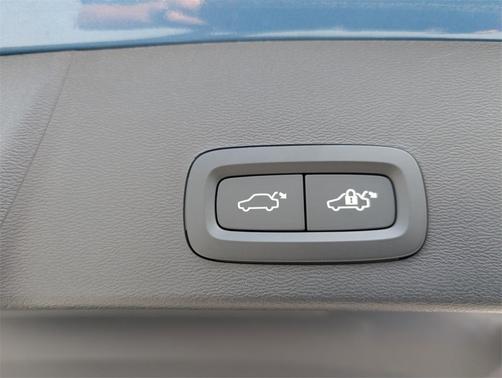 2025 Volvo XC40 B5 Ultra Bright Theme