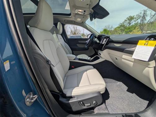 2025 Volvo XC40 B5 Ultra Bright Theme