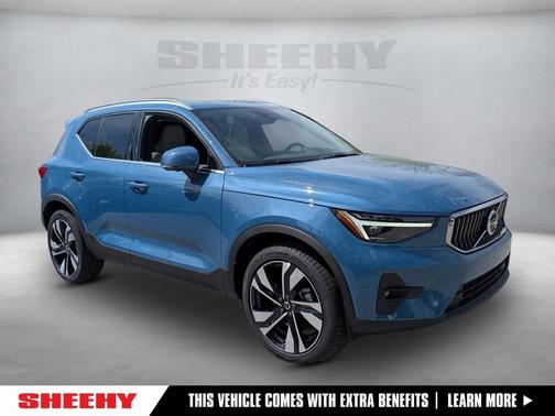 2025 Volvo XC40 B5 Ultra Bright Theme