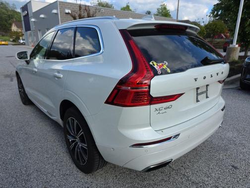 Crystal White Pearl 2019 Volvo XC60 T5 Inscription