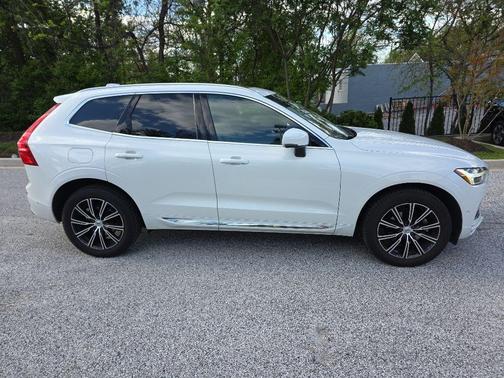 Crystal White Pearl 2019 Volvo XC60 T5 Inscription